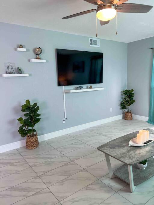 クリスタルリバー House Of Manatees-Entire House With Yard, Fire Pit, Dog Friendlyヴィラ エクステリア 写真